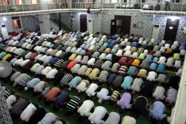 Diyarbakr'da ramazan aynn balamasyla camileri dolduran vatandalar, ilk teravih namazn kld.  Peygamberler ve Sahabeler kenti Diyarbakr'daki Bediuzzaman Camisi'nde teravih namazndan nce verilen vaazda, Mslmanlarn hayatnda ramazann nemine vurgu yapld.