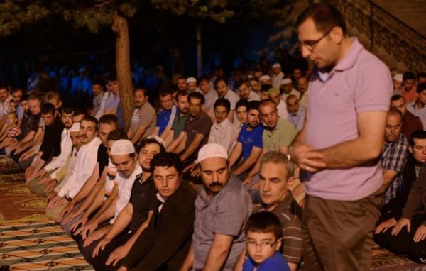 Gaziantep, Hatay, anlurfa, Kahramanmara ve Kilis'teki barnma alanlarnda kalan Suriyeliler ilk teravih namazn kld