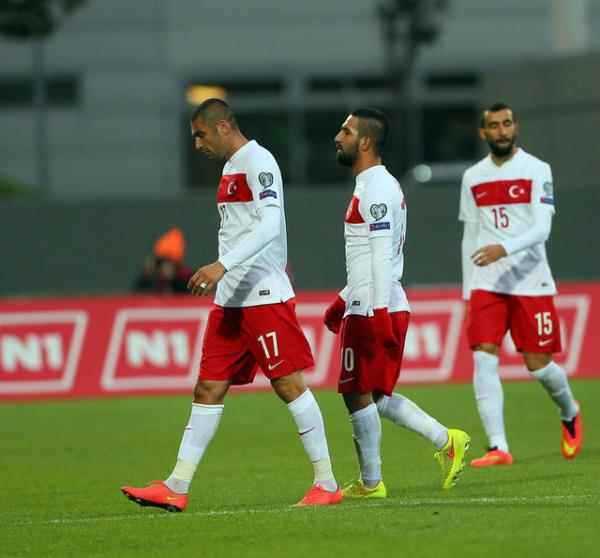 Bizim en pahal futbolcumuz Arda Turan?n piyasa deeri ise 30 milyon Euro?yu buluyor. Ama Sigurdsson?un bize gol, Arda?nn ise sahada sadece ismi vard.