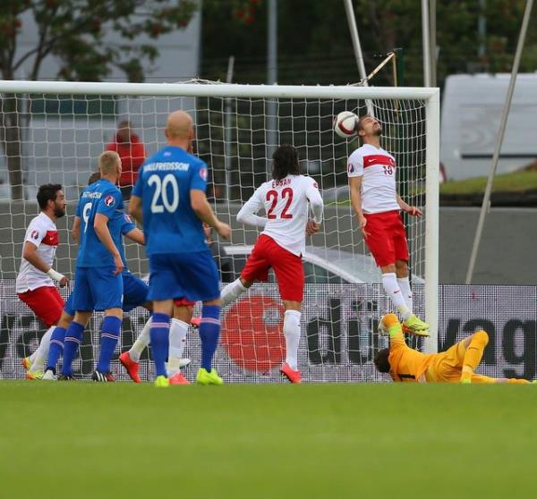 Futbolcularnn ou zlanda dnda oynayan rakibin en nemli ismi ise Premier Lig?de Swansea formas giyen Gylfi Sigurdsson.