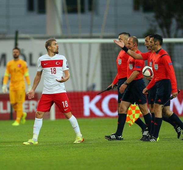 Sahann en az topla oynayan ismi olan Burak, topla oynamadan zlanda kalecisi Hannes Halldorsson'la yart. Burak, 2. yarda ok net bir gol pozisyonunda kt bir vuru yapt.