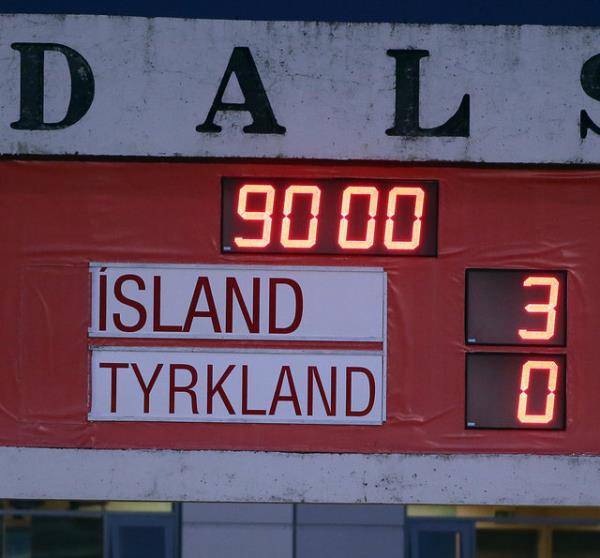 Stadn skorbordu teknoloji olarak snfta kalmt, ancak futbollar bizden ok daha ilerideydi.