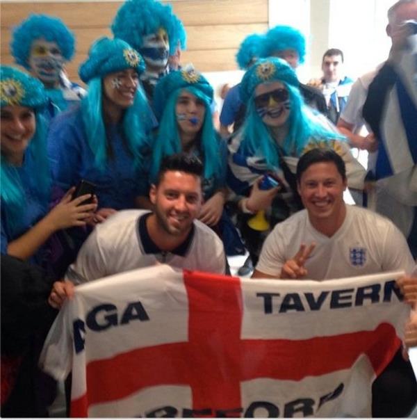 Kardei Pete ile dnyay gezen Myles, gece hayatnda gzel kzlarla vakit geirererek, adrenalin seviyesini zorlayarak ve pahal kyafetlerle hayatnn tadn karyor.