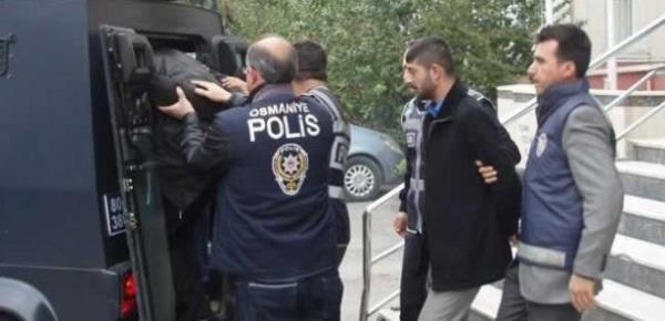 <p><b>Byk ikramiye talihlisiydi katil zanls oldu</b></p>  Milli Piyango daresi'nce dzenlenen Saysal Loto ans oyununda kendisine byk ikramiye kan Osmaniye'li talihliye bu para ans getirmedi.  OSMANYE?de eitli sulardan kayd bulunan isiz 32 yandaki Hasan Tuncel, yolda yrrken silahl saldr sonucu yaamn yitirdi. Cinayet phelisi olarak 19 yandaki Muhammed . ile akrabas 30 yandaki Kemal . tutukland. Tuncel?in, bir sre nce Saysal Loto'dan 760 bin lira ikramiye kazanan Kemal 'den hara istedii iin ldrld ileri srld.