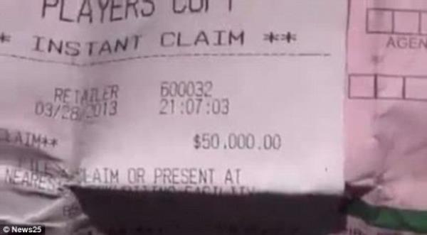 Amerikal evsiz, byk dl, geen hafta bir benzin istasyonunda sadece 3 dolara satn ald bir kaz kazan biletinden elde etti. Kazd bileti, 1.000 dolar kazandn sanarak, ald benzinlie geri gtren Mahurin, 1.000 dolar deil ama byk dl kazandnn kendisine sylenmesinden sonra decek gibi olduunu dile getirdi.