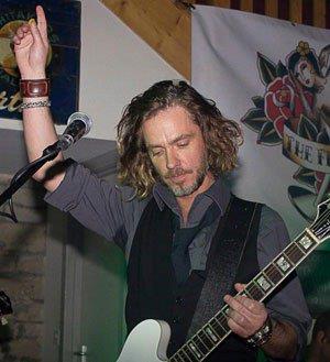 Albm hibir baar gsteremedi. Sadece 600 cd satmay baardlar. Mali skntlar yaamaya baladklar dnemde byk bir talihsizlik yaadlar. Evleri yannca tamir ilerine 330 bin lira harcadlar. "Hazra da dayanmaz" sz bir kez daha gerekleti ve Griffiths ailesi iflaslarn aklamak zorunda kald. u an bankada sadece 7 sterlinleri (19 lira) var.