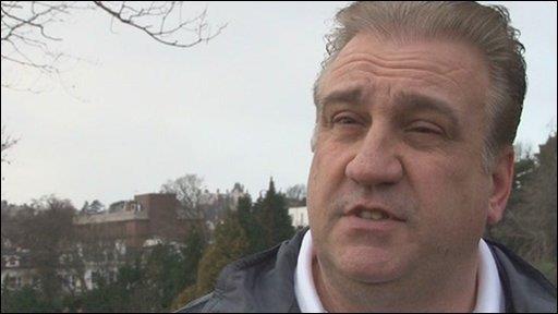 Mark Gardiner, piyangodan 11 milyon sterlin (30 milyon dolar) kazanmt. Ancak yanl yatrmlar yapnca iflas etti ve haciz yedi. Para olduu dnemde yanndan ayrlmayan arkadalarn imdi bulamyor.