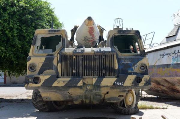 Mzeye ait ak alanda, Kaddafi dnemine ait zrhl aralar ve ar silahlar sergileniyor.