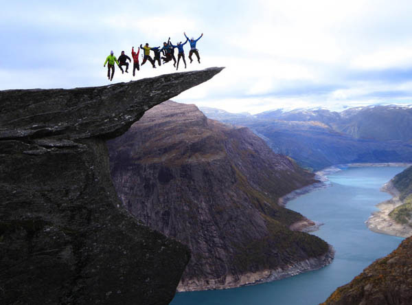 Norve`de ki Trolltunga kayasndan atlamak
