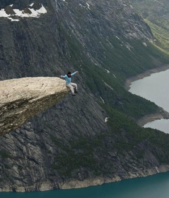 Norve`de ki Trolltunga kayasnda oturmak