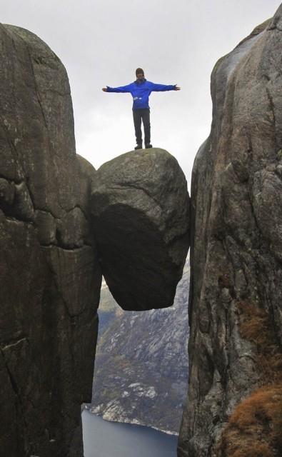 Norve`te ki Kjeragbolten kayasnda