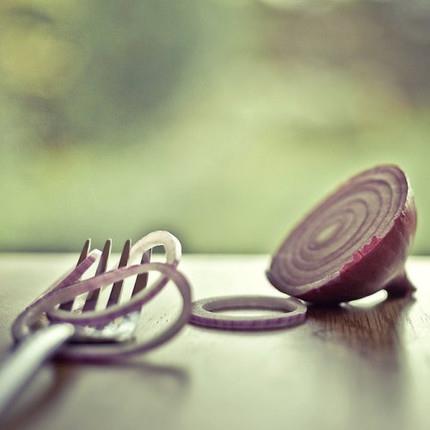 <p>Soan dorarken sakz inemek gz yaarmasn nler.</p>  Soan dorarken sadece azdan nefes alnmas veya azda bu esnada kesme eker, limon, ekmek vb. bulundurulmas bu sorunun nne geebilir. Aza konulan bu yiyecekler soan iindeki slfr gaznn vcuda alnmasn engeller, yani bu gaz emer. Bylece gz yaarmaz.