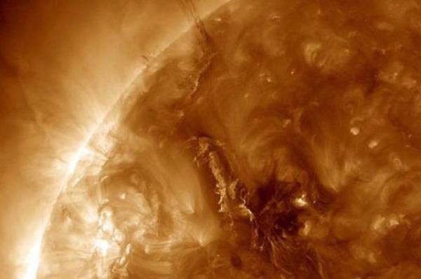 Yksek enerji ve manyetik alan tayan plazmann, nmzdeki birka gn iinde atmosferdeki manyetik alan bozabilecei bildiriliyor.
