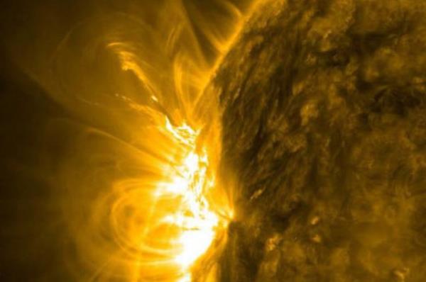Kolorado'daki Uzay ve Hava Tahmin Merkezi (NOAA) yetkilileri kuvvetli Gne patlamalarnn etkilerine kar uyar yapt.