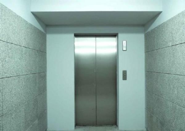 Asansrlere ayna konmasnn birincil sebebi, kravatnz ya da sanz dzeltin diye deil; kapy anca kabinin yerinde olduunu grn diyedir.