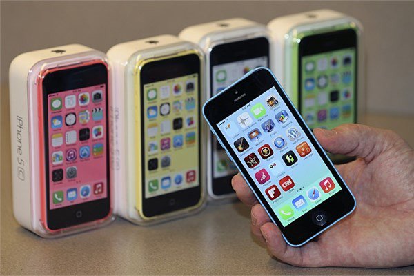 <b>IPHONE 5C </b>-IPS teknolojisine sahip 4 in (diyagonal) LED arkadan aydnlatmal, geni Multi Touch ekran -326 ppi, 1136x640 piksel znrlk -800:1 kontrast oran (tipik) -500 cd/m2 maksimum parlaklk (tipik) -Tam sRGB standard -n yznde, parmak izine dayankl, ya tutmayan kaplama