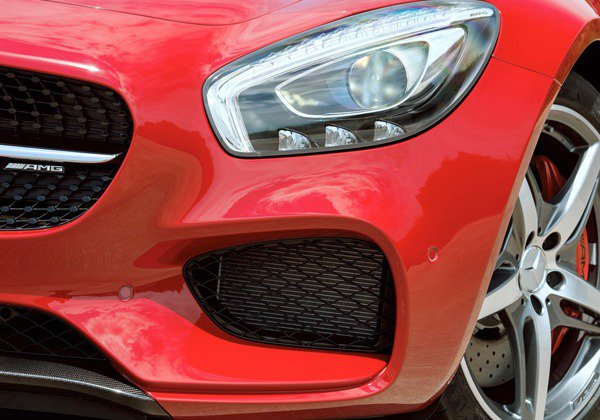 AMG GT 19 inlik jantlar zerinde dururken, AMG GT S ise nde 19, arkada 20 inlik jantlara sahip. AMG GT, ayn zamanda bugne kadar retilmi en sportif Mercedes kabinlerinden birini sunuyor.