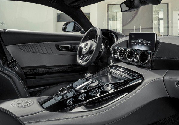 Yeni modelin arka ksm ise kendine has k bir izgiye tavan izgisi, elektrik kontroll spoyleri ve ince stoplar ile dikkat ekiyor.