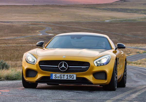 Gnlk spor otomobil szleriyle betimlenen ve bizce direkt olarak Porsche 911'i hedef alan AMG GT, gze arpan iri zgaras, byk hava girileri ve byk LED farlaryla SLS AMG?nin izinden gidiyor.