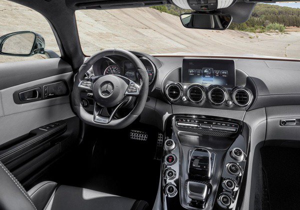 Baklarnz otomobilin nnden arkasna doru evirdiinizde ise karnza dar al n cam, erevesiz kaplar ve hava girilerine sahip n amurluklar kyor.