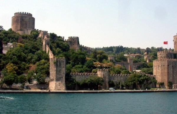 <br><b>Tarihi Eserler</b></br>  Bunca yzyllk servenin izlerine stanbul'un her yerinde rastlayabilirsiniz. Surlar, saraylar, kasrlar, camileri, kiliseleri ve meydanlar ile stanbul'un her yan tarih kokar. Dikilita, Galata Kulesi, Topkap Saray, Dolmabahe Saray, Beylerbeyi Saray, Anadolu ve Rumeli Hisar, Sleymaniye Cami, Ayasofya Cami ilk akla gelenler olsa da daha niceleri stanbul'un tarihine ettii tankl hala srdrmektedir.