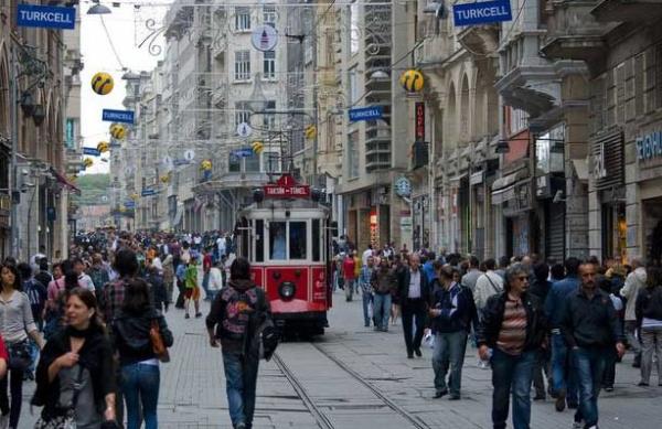 <br><b>Elence</b></br>  Gece olunca, bir de hafta sonuysa stanbul'un klar ayr bir parlar. Binlerce mekan arasnda, herkesin zevkine ve btesine gre gidebilecei, keyifli vakit geirebilecei bir yer vardr. ki yakann iki nemli caddesi olan stiklal Caddesi ve Badat Caddesi ise her gn binlerce kiiye arlamaktadr.