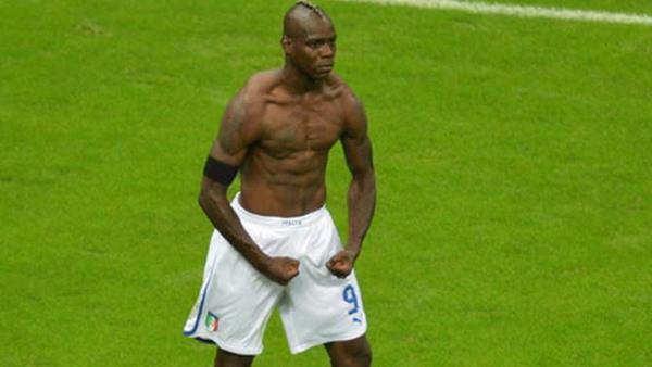 Mario Balotelli Hakem formam karttm iin deil, vcudumu kskand iin bana sar kart gsterdi