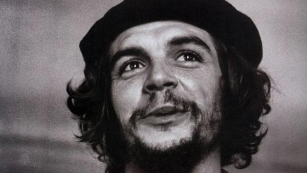 Che Guevara Futbol sadece basit bir oyun deildir, futbol devrimin silahdr.