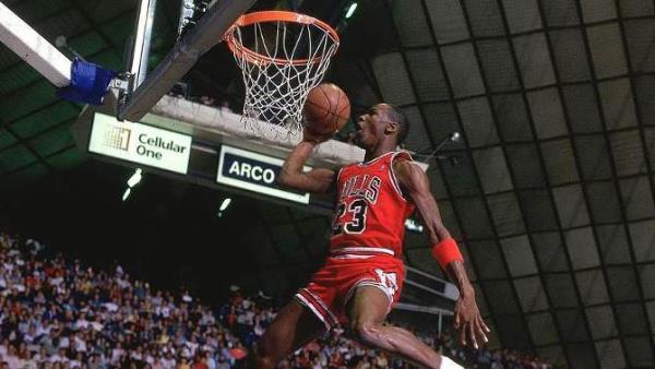 Michael Jordan Kariyerim boyunca 9000'den fazla baarsz at yaptm, 300'den fazla oyun kaybettim, 26 kez oyun kazandracak at skaladm. abaladka baarsz oldum, baarsz olduka abaladm. te baarmn srr.