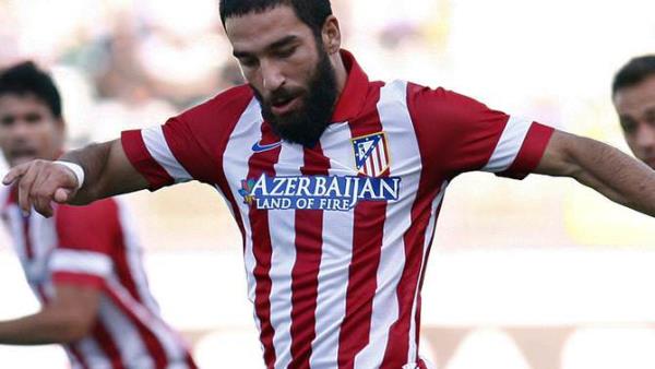 Arda Turan Falcao, ceza sahasnda uan sinek grse, onu bile yakalayp kaleye atyor.