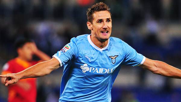 Miroslav Klose "Bir postacnn kapmn nnde dizlerinin zerine kp ayam ptn hi grmemitim. talyanlar futbol iin deli oluyorlar"