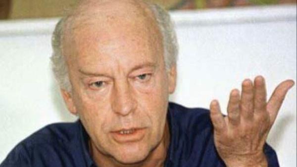 Eduardo Galeano Ben basit bir 'iyi futbol dilencisiyim'. Elimde apkam, dnyann drt bir yann geziyor ve stadyumlarda yalvaryorum: "Tanr rzas iin, gzel bir ma ltfen!"
