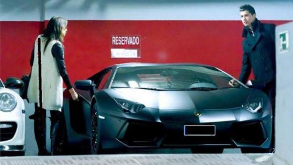 Cristiano Ronaldo Bazen kz arkadamla yzme yar yapyoruz. Arada onu da mutlu etmek lazm ama hep kazanyorum nk kaybetmeyi sevmiyorum.