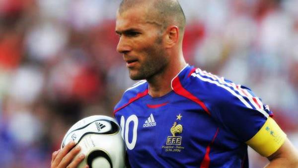 Zinedine Zidane Olumla evimin bahesinde futbol oynarken ikimiz de en sevdiimiz futbolcular olurduk. Olum ben olurdu, ben ise Ronaldo.