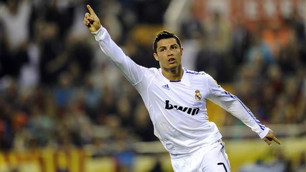 Cristiano Ronaldo nsanlar benim kendim ve para iin oynadm sylyor. Oysa ki ben, babam benimle gurur duysun diye oynuyorum.