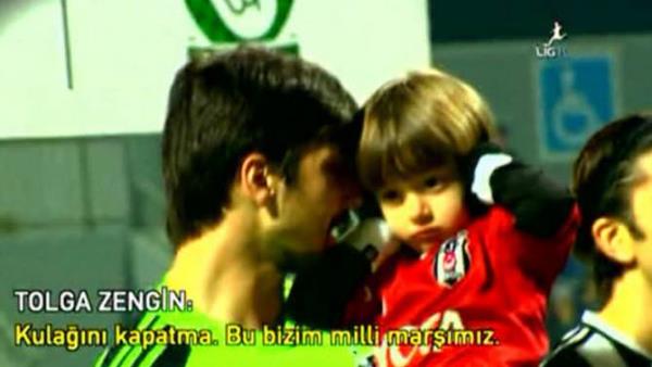 stiklal Marmz okurken, Tolga Zengin'in kucanda kulaklarn kapatan minik bir ocua "Kulan kapatma. Bu bizim milli marmz" demesi, unutulmayacak olaylar arasnda yerini ald...
