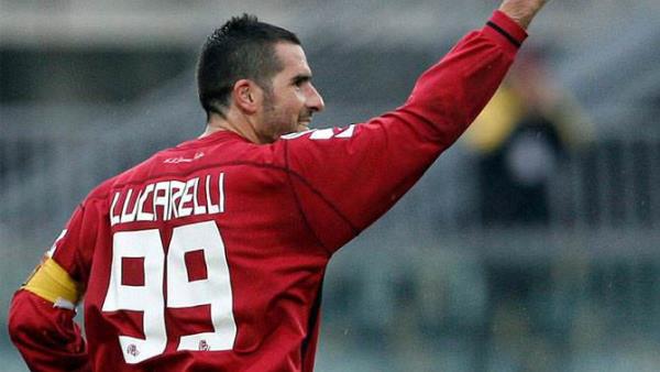 Cristiano Lucarelli Bazlar kazandklar milyonlarla kendilerine Ferrari yada bir yat alr, ben ise kazandm paramla Livorno formas alyorum"