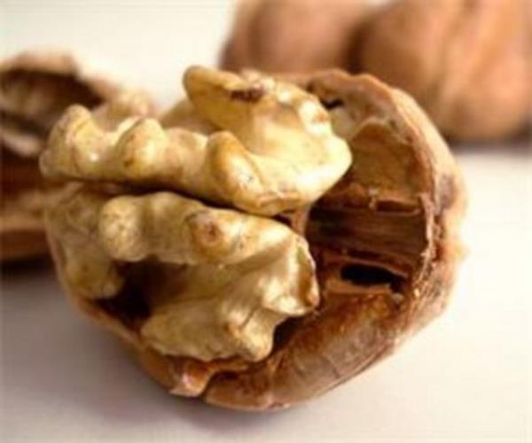 <b>Ceviz</b> Yal tohumlar besinlerin mideden gei hzn yavalatt iin tokluun uzamasna neden olur. Bu nedenle sahurda; ceviz ve fndk gibi yal tohumlardan tketebilirsiniz.