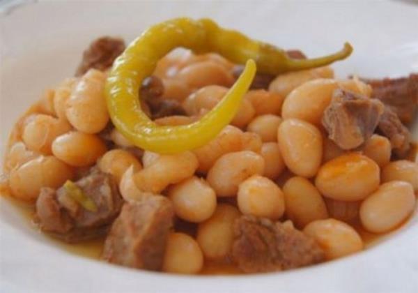 <b>Kuru fasulye</b> Bir beslenme klavuzu olan My Pyramid 2005'te haftada 3 su barda dolusu fasulye tketilmesi nerildiini biliyor muydunuz? Gnmzden 7000 yl nce eitli medeniyetler tarafndan yetitirildiini bildiimiz fasulye ramazanda kilo kontrol srasnda en byk yardmclarmzdan biri olabilir. Yaplan almalarda baklagil tketen bireylerin kan ekeri kontrolnn daha iyi olduu ve baklagillerin mkemmel tokluk hissi salad tespit edilmitir. 1999?2002 ylndaki Ulusal Salk ve Beslenme Snama Aratrmasndaki aratrmaclar, fasulye tketen bireylerin tketmeyenlere oranla daha iyi kilo kontrol saladklar bulmutur. Ramazanda fasulye tketiminizi ana yemein yannda bol mevsim yeillikli kii ba bir tatl ka yal bir piyaz olarak veya fasulyeyi ana yemek olarak piirerek dhil edebilirsiniz.