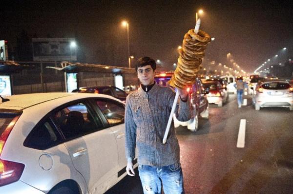 <br><b>ILDIRMADAN NCE SON IKI</b></br>  <br>stanbul trafiinde bir gece...</br>  Fotomuhabiri Seluk amilolu, alayan-Mecidiyeky hattnda aralarn arasnda dolat, ekmeini trafikten karanlar grntledi.