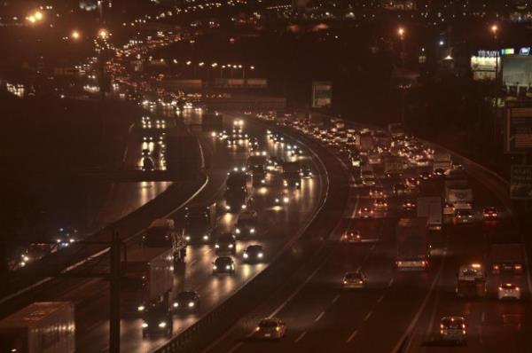 <p><b>7) TEM ? MAHMUTBEY </b></p>  <br>Sonradan eklenen yan yollar daraltalm </br>    TEM hzl bir yol olarak planland. lk ina edildiinde de yleydi. Ama bugnk TEM'e baktnzda ilk yapldnda orada olmayan Tekstilkent giriini gryorsunuz. Bu, Gaziosmanpaa giriine ilaveten yapld. Karayollar da kesinlikle kar kmt o zaman. Kpr ayanda Kkarmutlu, Avrupa Konutlar, TT Arena katlmlar yeni. Bu yzden her ey altst. nc kpr balants iin de kesinlikle ayns olacak. Bizde yan yollar ana arterin iine paldr kldr akyor. ki  eritli yollar bunlar. Yan yol mu anayol mu belli deil. Bunu nlersek trafii de ksmen zebiliriz. ki erit gelen yan yol nce ikiye blnecek (Avrupallar sadece izgiyle blyor; bizde gemez, bariyer de lazm). nce yardmc erit gelecek, 100-150 metre altrmayla yola balanacak. leride de ikincisi.