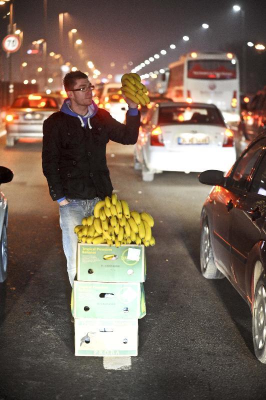 <br>Radyo Trafik'ten trajikomik anlar: Arkadam Ankara'ya vard ben eve gidemedim </br>    -Haber merkezimize ulaan bir hanmefendi, akam einin ge geldiini ve ona neden ge kaldn sorduunda youn trafii mazeret gsterdiini syledi. Sonra da akam stanbul'da hangi blgelerin youn olduunu sordu.