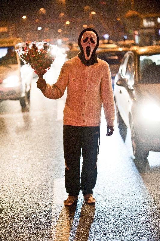 - Radyoyu arayan bir dinleyici, blgede tekerlekli sandalyeyle duygu smrs yapan iki kiinin olduunu syledi ve belirli aralklarla yer deitirdiklerini belirtti. "Bu kaos ortamnda aklm karmak zereyim. Karrsam bu defa hastaneye de gidemem" diye szlanmt.