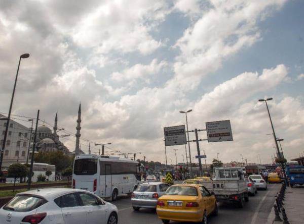 <p><b>5) SULTANAHMET SAPAI </b></p>  <br>Tek zm sapmamak </br>    Kennedy Caddesi'nden ehre giri... Giriliyor da nereye girildii belli deil. nk yol yok. Tek zm, ac ama buraya sapmamak olabilir. Daha efektif zmler de var tabii. ncelikle tarihi yarmadann ara trafiinden arndrlmas. Aslnda zamannda bu planlanm, hatta resmi raporlar yazlmt ama hayal oldu. Bugn bir baka proje sz konusu: Anadolu tarafndan gelen karayolu tp geit projesi. almalar balad ama bunun bir etd bile yaplmad. Bu tpten gelen o kadar ara Yenikap, Kazleme civarna knca nereye gidecek? Yer yok ki.