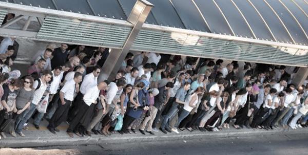 <p><b>8) MECDYEKY </b></p>  <br>Umutsuz vaka!</br>    Tam anlamyla bir kayp. Kesinlikle zmsz. Kural ok basit: Bir yolun geniliiyle evresindeki binalarn ykseklii doru orantldr. Binalar ykseliyorsa yolun da genilemesi lazm. Mecidiyeky?de artk bu mmkn deil. Gelecekte trafik yznden Eminn gibi bir yer haline gelebilir, iskn olmayabilir. Yaplacak eyler az. Alt yollar toplu tamaya verilebilir; bir iki erit de ancak ili civarnda yaayanlarn kullanmn salamak zere o tarafa aktarlabilir.