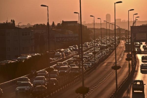 stanbul'un bir Boaz' mehur, bir de trafii? Artk ne gn kald, ne saati. Her daim kilit! stelik okullarn tatil olduu yaz boyunca hi rahatlamad. Yarn okullarn alaca bilgisi yollara deceklerin yreini daraltrken stanbul?da trafiin en youn olduu 10 noktay Radyo Trafik seti. T naat Fakltesi'nden, trafiin duayeni Prof. Dr. Ergun Gedizliolu yorumlad. yi haber: Gedizliolu, mevcut yollar ve otomobil saysyla bile trafik dertlerinin zlebileceini sylyor. Ama nokta at art.