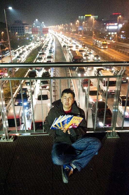 - Yayna balanan dinleyicimiz heyecanla bir nerisi olduunu belirtmiti. neri u: "Kurtarc gereken kazalarda eridin etkilenmemesi ve kurtarcnn blgeye ulamnda kaybedilen zaman azaltmak iin mknatsl bir helikopterle aralar blgeden alnr, hem zaman kaybedilmez hem younluu nleyebiliriz" dedi.