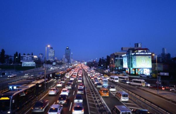 <p><b>RADYO TRAFK HARARETLE TAVSYE EDER: DRST OL, DKKATL OL, SAKN OL </b></p>      <br>1) Drst olun, akgzlk yapmaya almayn.</br>  <br>2) Trafikte btn aralarn karnn sizin kiisel karnzdan nemli olduunu unutmayn.</br>  <br>3) Gereksiz hzl gitmediiniz gibi, gereksiz yava da srmeyin.</br>  <br>4) Yava giden aralarn sandan gemeyin. </br>  <br>5) Yeil k yandnda kava hzla terk edin ve k krmzya dnd halde gemeye kalkmayn.</br>  <br>6) Eer nnz bo deilse kavaa girmeyin, yan yoldan gelenlerin nn tkamayn.</br>