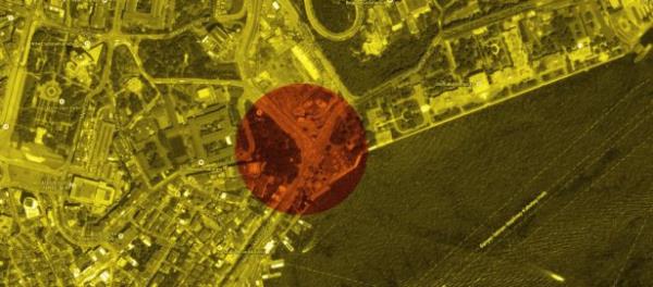 <p><b>10) DOLMABAHE </b></p>  <br>ehrin kalp krizine krmz kla tedavi </br>    Beikta'ta Dolmabahe nnden Karaky istikametinde iki erit gidiyor. erit bana saatte 1500 - 1600 ara ancak geiyor buradan. Ama yukardan, Barbaros Bulvar ynnden ok daha fazla ara geliyor. Trafik kanlmaz. Tek zm var: Barbaros zerindeki klarda yeili azaltmak. Bunu srclere ok hissettirmeden yapmak iin geriye doru paralayabilirsiniz. Ik dzeni yle bir ayarlanr ki, 500 ara Balmumcu'da kalr, 500' Barbaros'ta? Geriye kalan Dolmabahe ynnde rahat rahat ilerler. Oradaki kuyruk, saray nndeki nbeti kulbesi ve askerlik ubesi arasnda salnyorsa sorun yok. Buna 'heart attack control' (kalp krizi kontrol) denir. ehrin kalbinde kriz byle zlr.