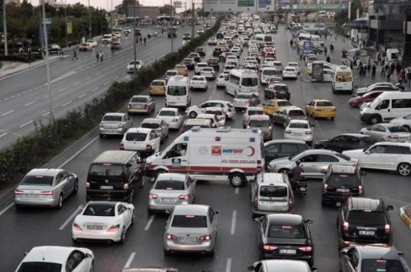 <p><b>2) ZNCRLKUYU ? BYKDERE CADDES </b></p>  <br>Kavak yanl, yol bir daralp bir geniliyor</br>    Kavak yapmnda  detay nemlidir: Kesime, katlma ve ayrlma. Bu nn birbiriyle dengeli bir ekilde ynetilmesi lazm. Zincirlikuyu Kava'nda kesimeler ortadan kaldrlnca sorunun zld sanld. Mecidiyeky ve Beikta istikametinden st ste binip i ie geerek Saryer-Levent istikmetine giden yollar bir 'rlme' oluturdu. ehir iinde bu rlmenin mesafesi en az 150 metre olmal ki aralar yoluna gidebilsin; burada 50 metre. Kavaktan sonra Bykdere Caddesi zerinde Gltepe Kava'ndan Sanayi Mahallesi'ne kadar her gn hemen her zaman trafik var. Sebebi eritlerin kontrolsz olarak artp azalmas. Bu yzden de o mevkide ie boynu ortaya kyor.